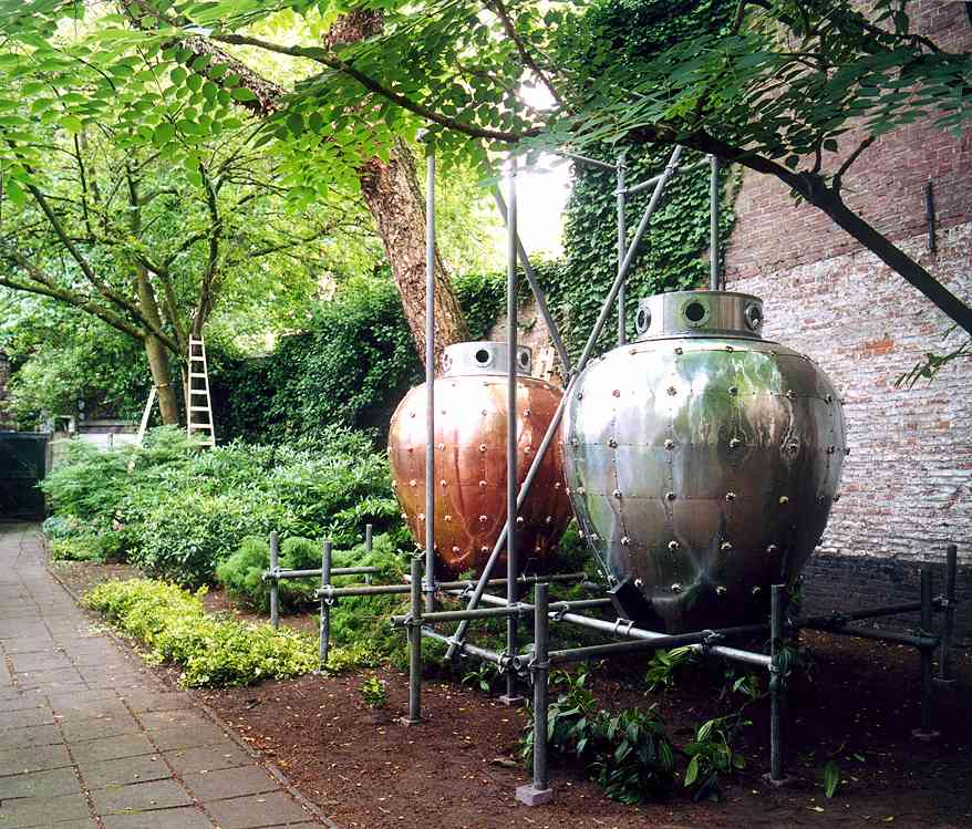 Beeldende kunst in Den Bosch: de instalatie 'Passievruchten' ter ere van Jeroen Bosch in de zomertentoonstelling van galerie Husstege "Tuin der Lusten" en de gelijknamige kunstroute in 's-Hertogenbosch.