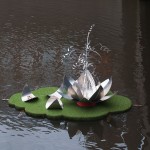 Drijvend graseiland met metalen lotusbloem (aluminium) met doodshoofd op de boschparade
