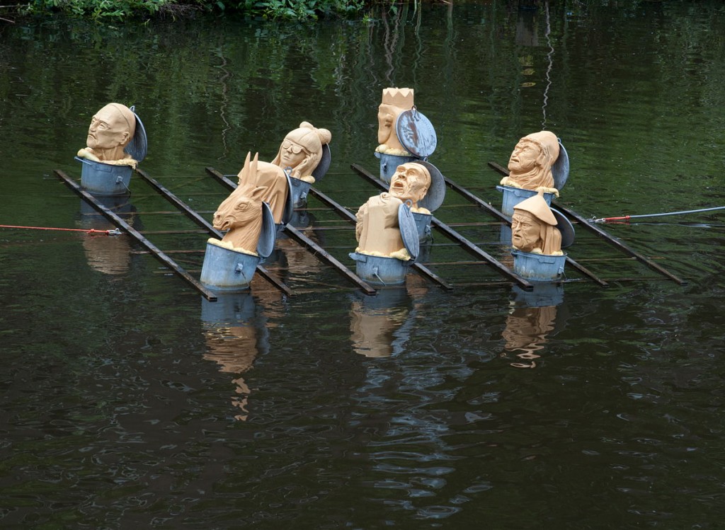 Krijsende koppen van dolende zielen in vuilnisemmers op de boschparade