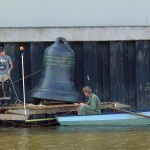 Bronzen klok wordt op een vlot geplaatst voor de boschparade