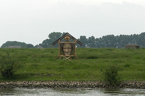 kop van pannerden gezien vanuit de Rijn