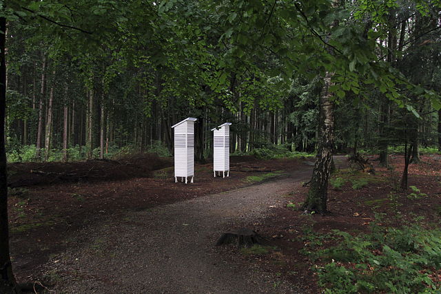 2 van de 5 wachthuisjes in het bos