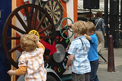 kinderen bij draaiorgel