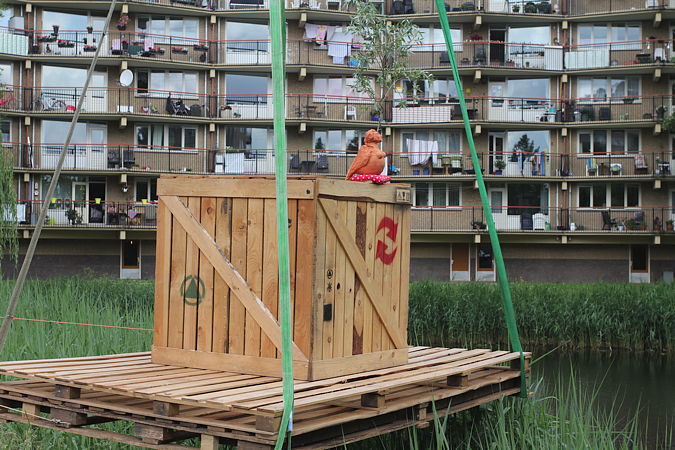 een oranje harpij kijkt koel en ongenaakbaar voor zich uit