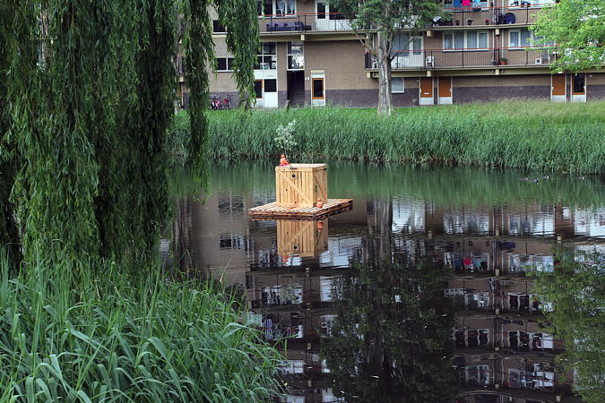 "de Pelgrim" vlot met wilg in de vijver bij Spartastraat - Zoetermeer