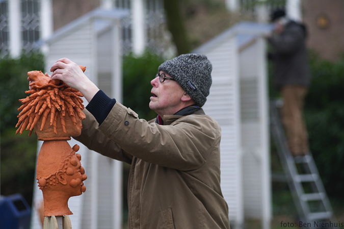 boschparade: Maarten Fleuren op vlot met grote bronzen (bel)klok 