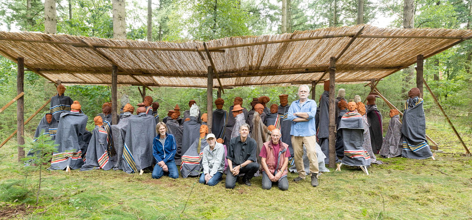 De Processie met de kunstenaars tussen hun beelden