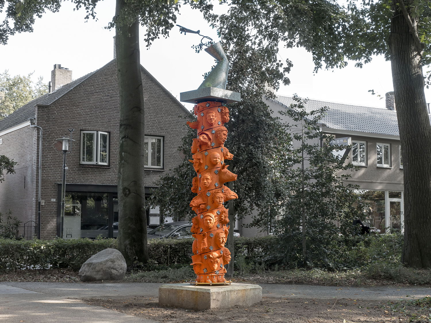 beeld Zuil van Noach in Mollebos-park in het centrum van Gilze